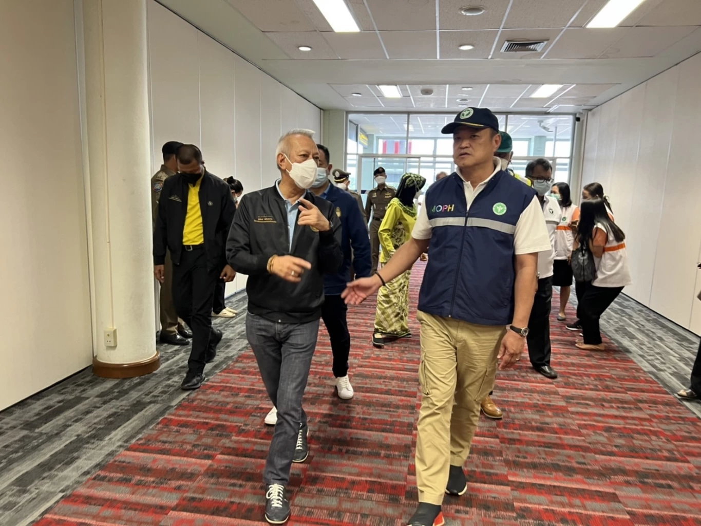 "อนุทิน" บินด่วนสงขลา เยี่ยมเพื่อนรักมทภ.4 พล.ท.เกรียงไกร หลังฮ.ตกบาดเจ็บ