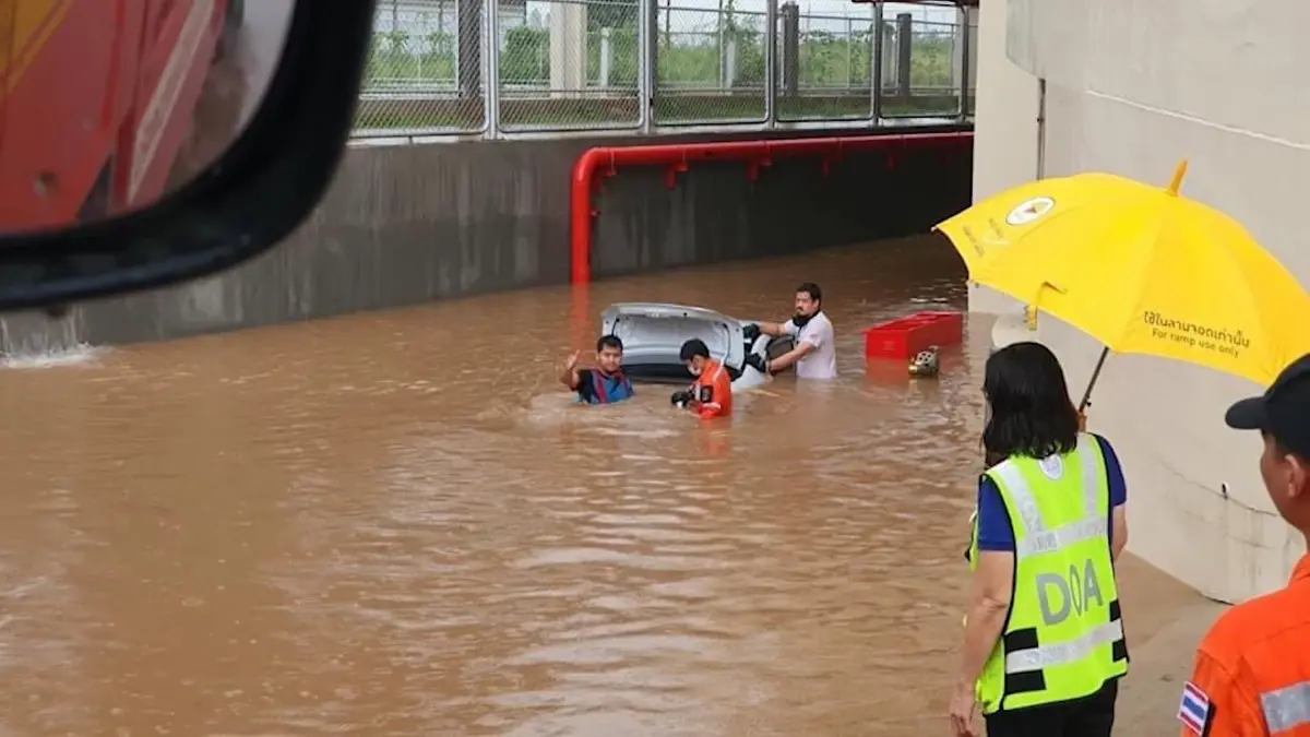 ฝนตกน้ำท่วมสนามบินขอนแก่น รถเก๋งจมน้ำแม่ลูกออกจากรถทัน