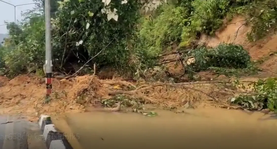 ฝนถล่มหนัก ! “ระนอง” ดินภูเขาสไลด์ปิดถนนเพชรเกษมขาเข้า