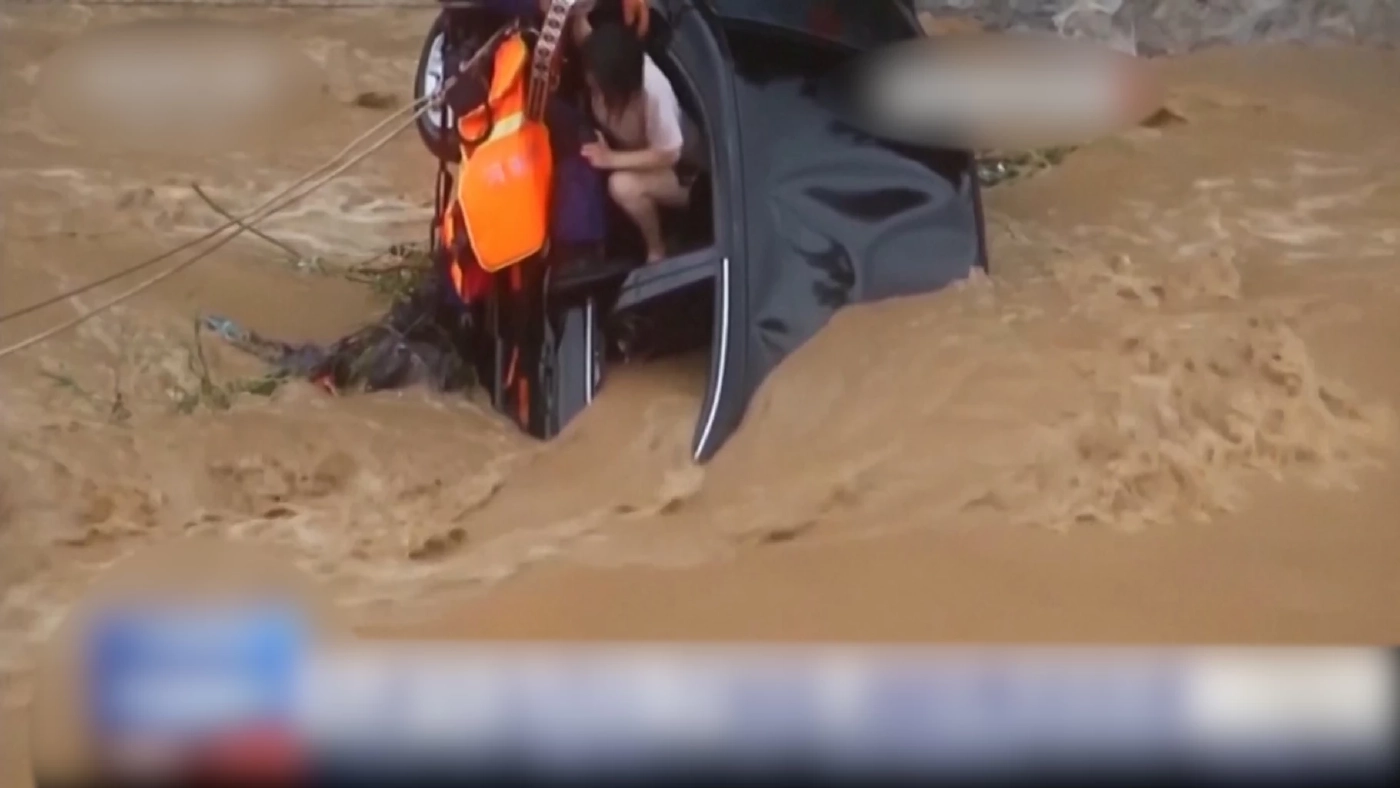 นาทีชีวิตหนีภัยน้ำท่วมในประเทศจีน (คลิป)