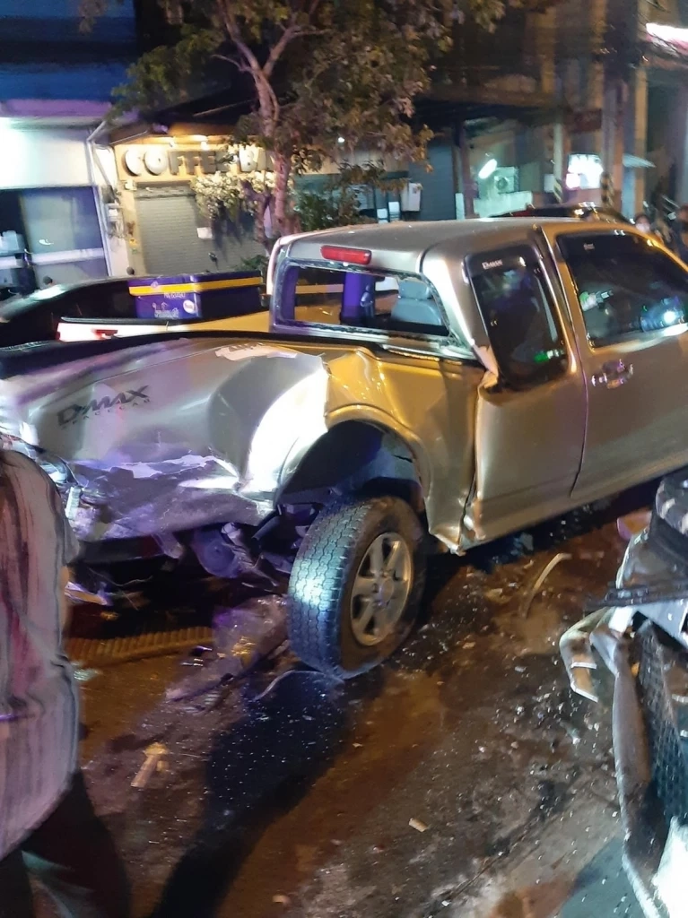 เก๋งชนวินาศสันตะโร 8 คันรวดหน้าตลาดกลางเมืองโคราช