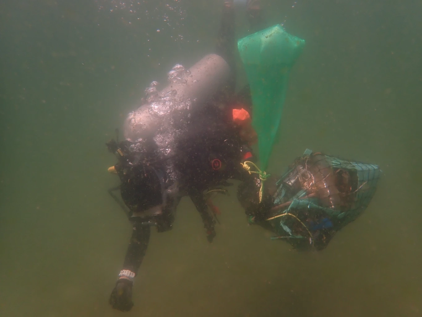 ทีมนักดำน้ำจิตอาสา กลุ่มโลกสีคราม ร่วมใจเก็บขยะใต้ท้องทะเล