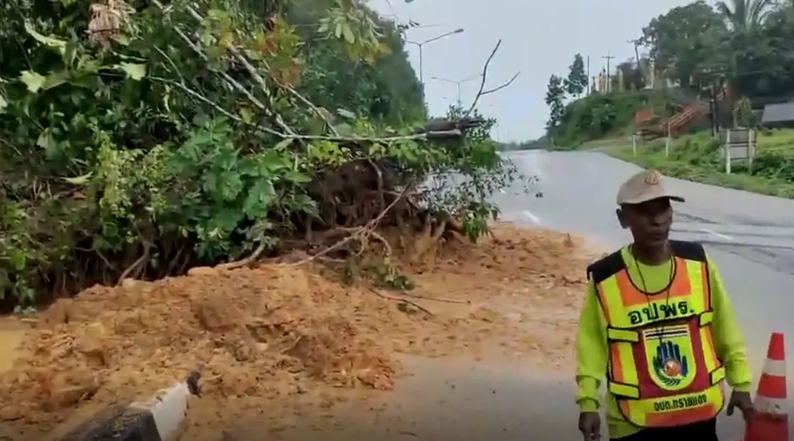 ฝนถล่มหนัก ! “ระนอง” ดินภูเขาสไลด์ปิดถนนเพชรเกษมขาเข้า