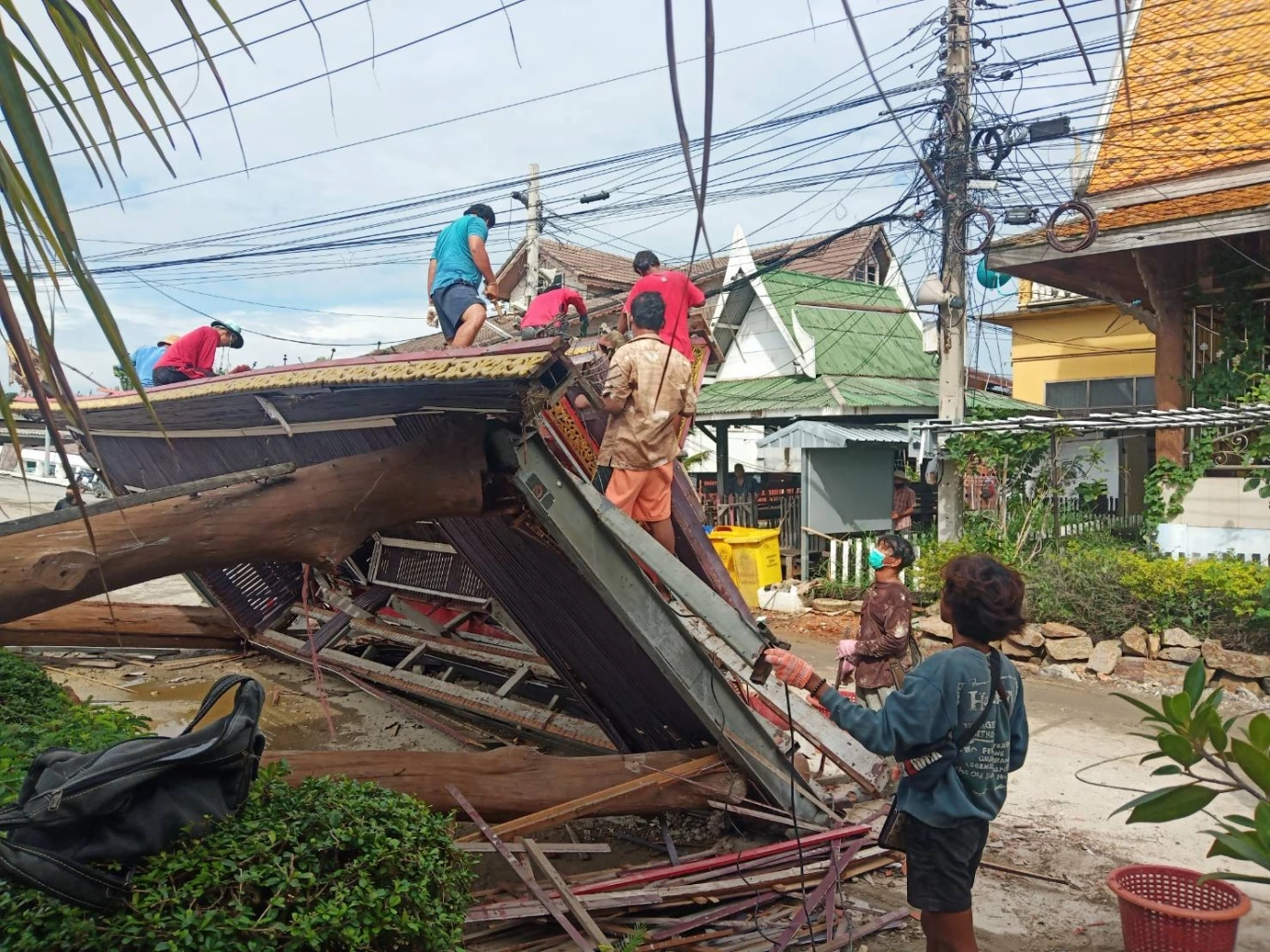 ฝนตกลมแรง ทำซุ้มประตูวัดมอญคลองด่าน น้ำหนักกว่า 5 ตัน พังถล่มยับ