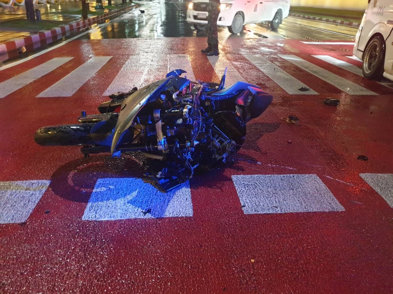 สลด! 2 ผัวเมียซิ่งรถบิ๊กไบค์พุ่งชนขอบทาง เสียชีวิตทั้งคู่ 