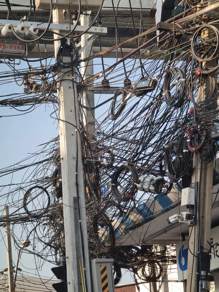 ปัญหาสายสื่อสารถูกทิ้งจำนวนมากใน กทม.