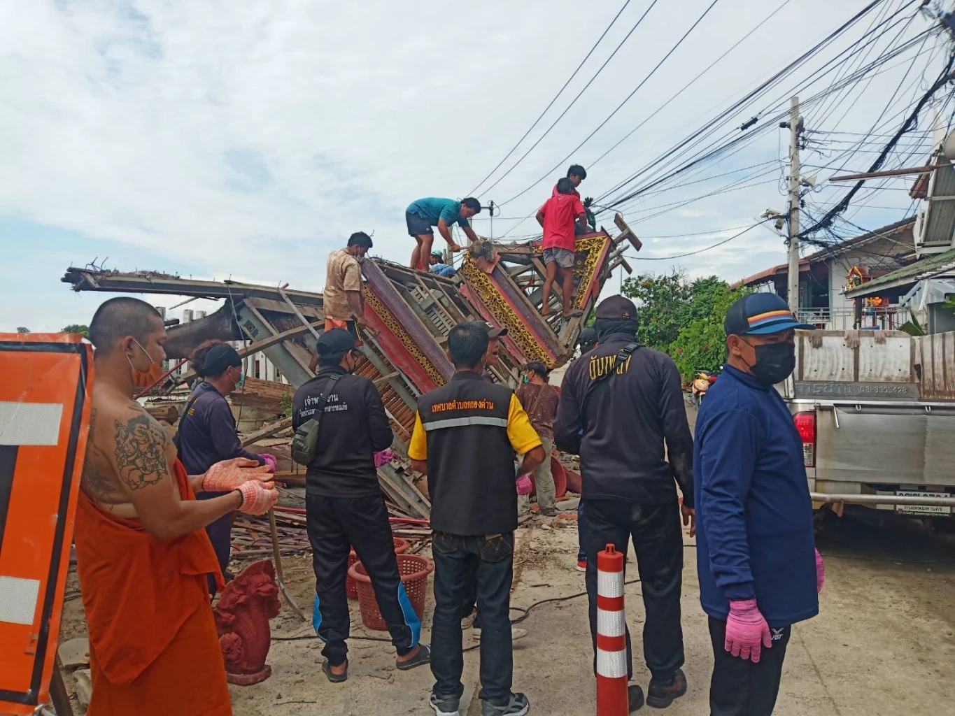 ฝนตกลมแรง ทำซุ้มประตูวัดมอญคลองด่าน น้ำหนักกว่า 5 ตัน พังถล่มยับ