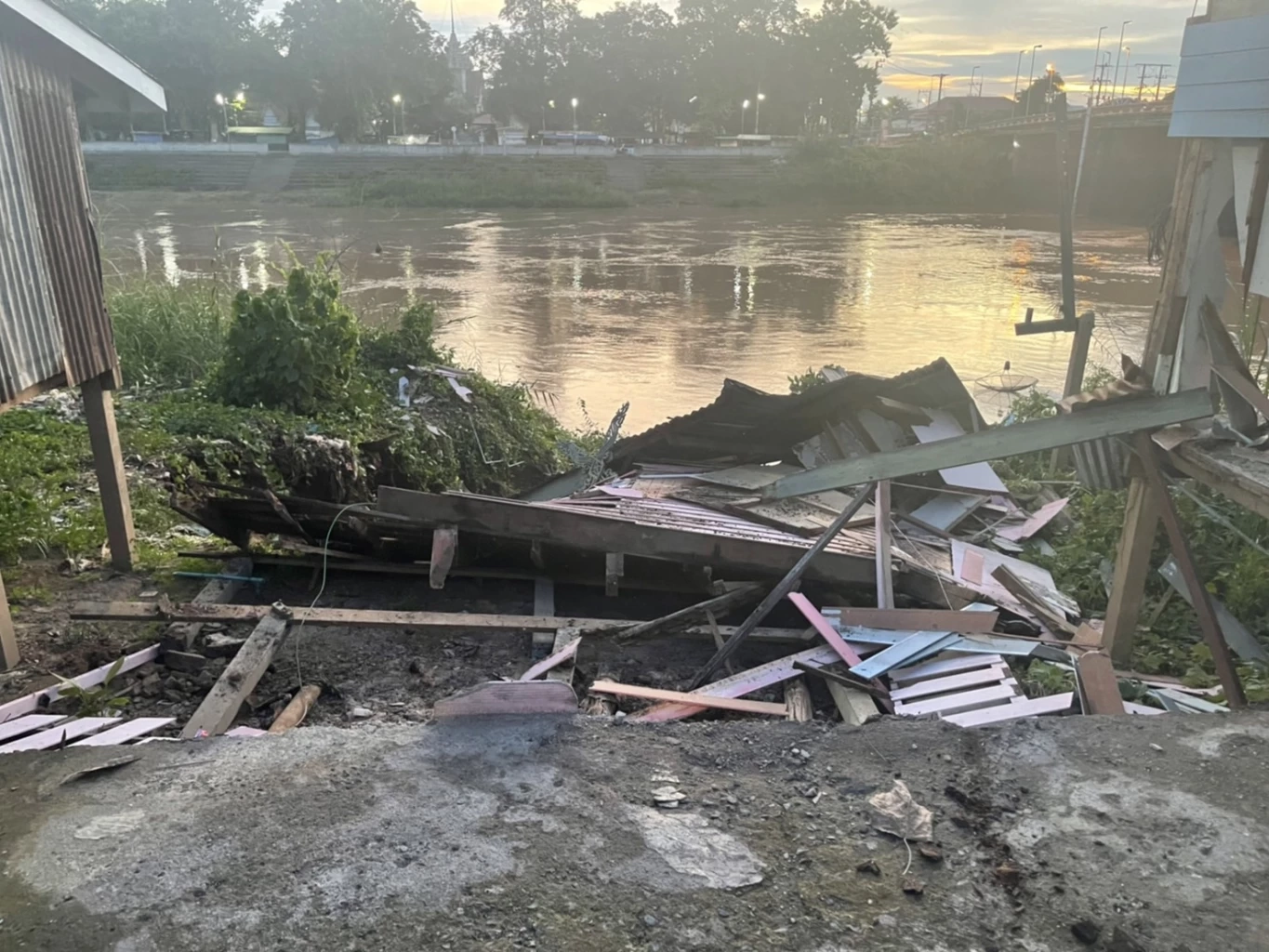 ชาวบางมูลนากเศร้า บ้านจมน้ำทั้งหลัง เจ้าของไม่ทันได้เก็บของ เหตุดินทรุด