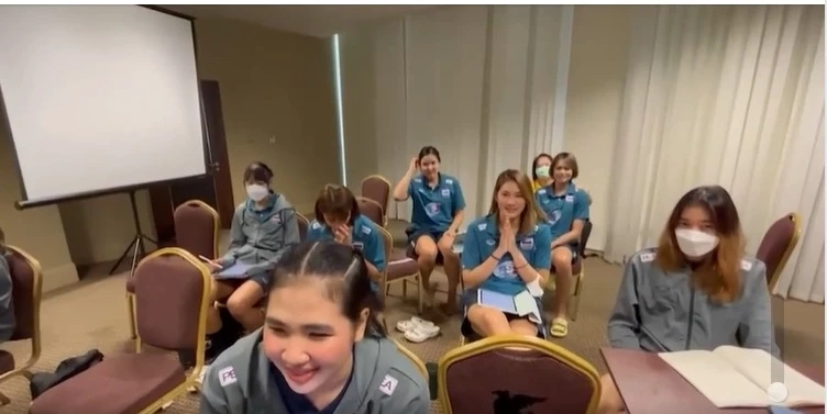 "ลุงป้อม"วีดีโอคอลด่วน ส่งกำลังใจ "นักตบสาวไทย"ก่อนดวลเดือดตุรกี(มีคลิป)