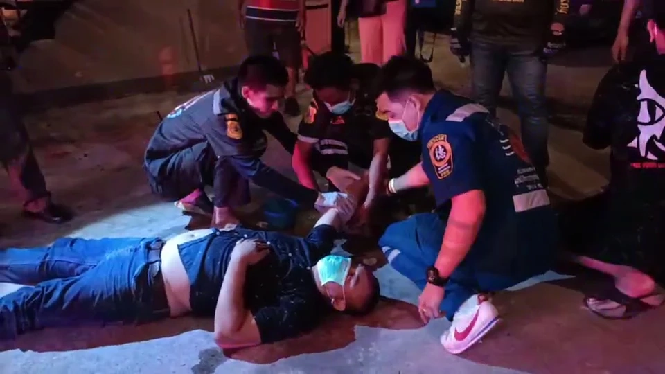 หนุ่มคลั่งบุกไล่ฟันเพื่อนบ้าน กลางวงกินข้าว