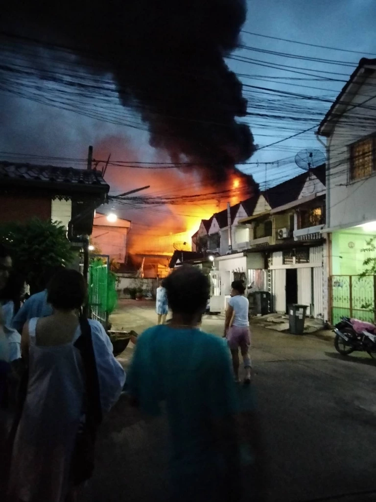 ด่วน !! ไฟไหม้โรงงานย่านบางกรวย ซอยสวนผัก 32 จังหวัดนนทบุรี  ล่าสุดสามารถควบคุมเพลิงได้แล้ว