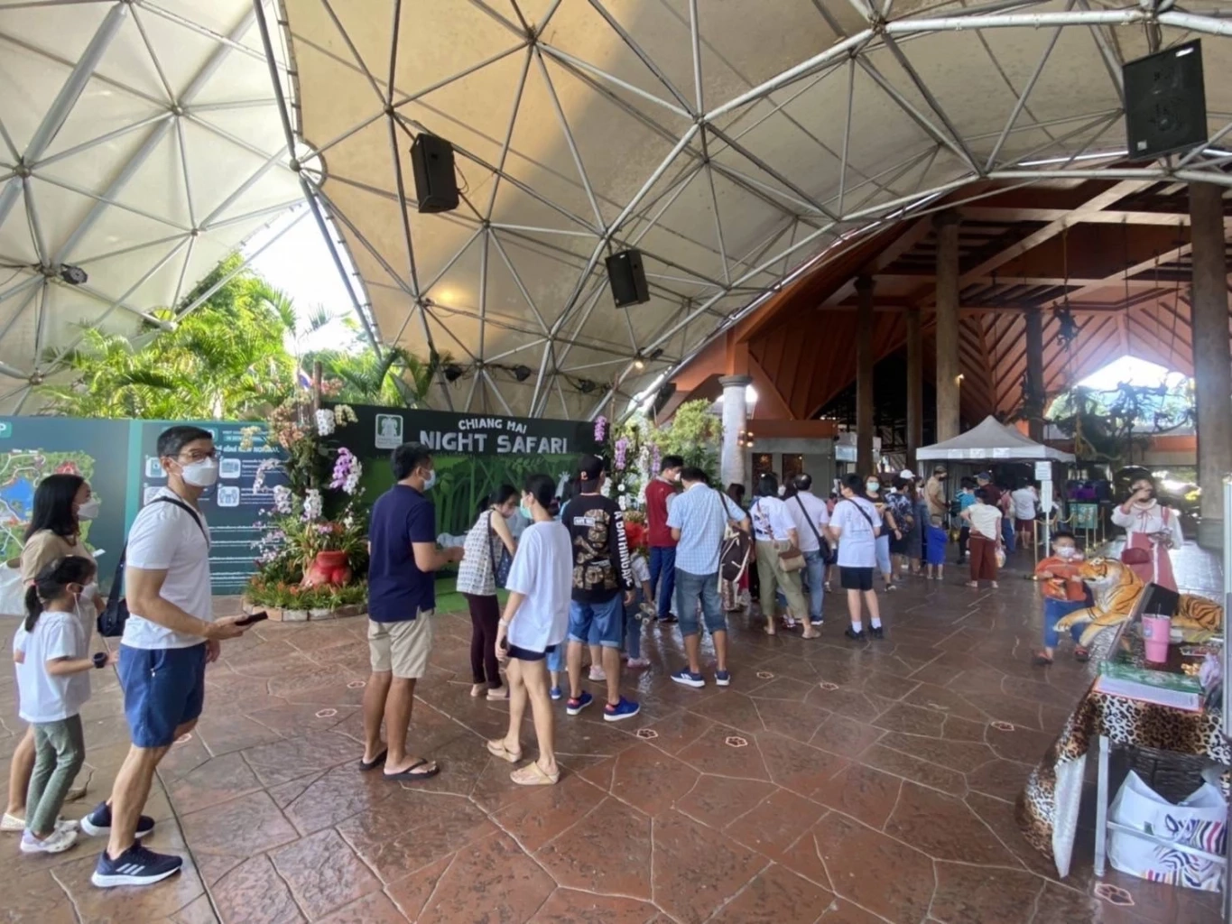 สุดน่ารัก"ฮิปโป"นอนแกล้งตายโชว์นักท่องเที่ยว