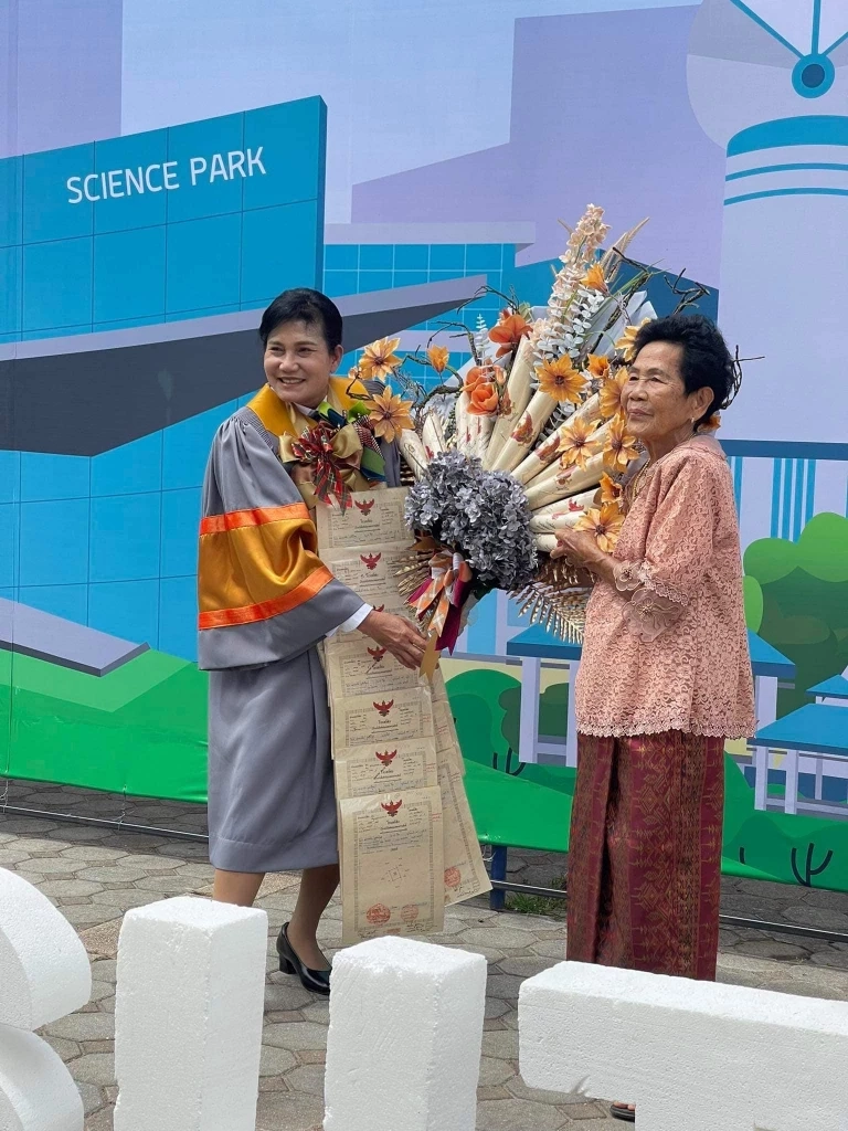 มิติใหม่ ! มาลัยเงินน้อยไป หอบโฉนดที่ดินให้บัณฑิต เป็นของขวัญรับปริญญา