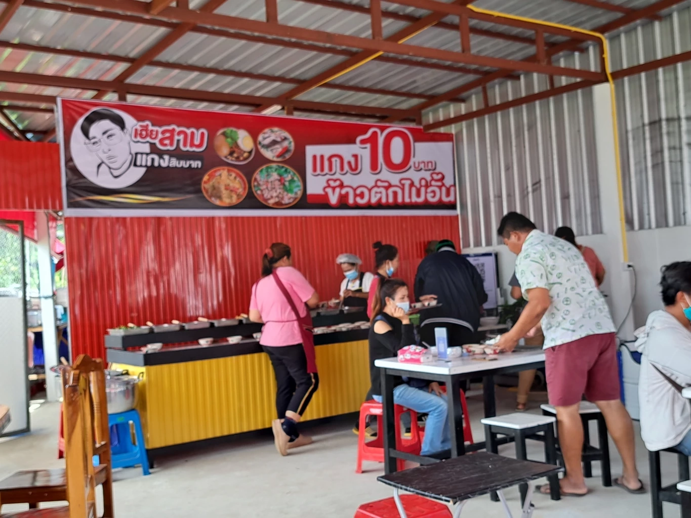 ข้าวแกง 10 บาท คนท้อง-ไรเดอร์ กินฟรี แถมขึ้นป้ายไม่มีกัญชา