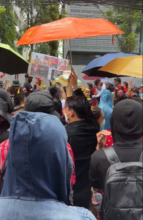 เดือด ม็อบชุมนุมหน้าสถานทูตเมียนมา ประท้วงประหาร 4 นักเคลื่อนไหว ปชต.