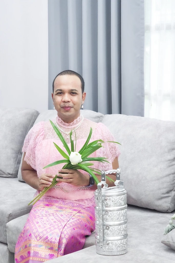 "ไพรวัลย์" โชว์สวม "ชุดไทยสีชมพู" สอนทำหน้าที่อุบาสิกาหิ้วปิ่นโตเข้าวัด