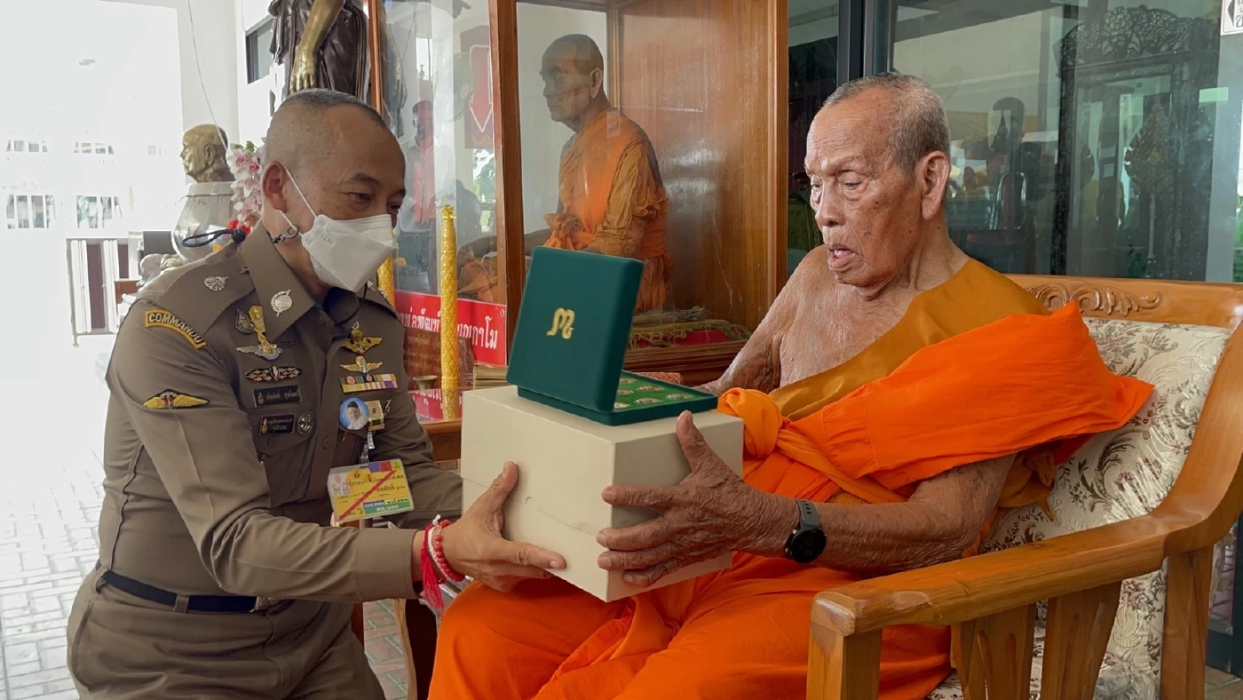 “บิ๊กต่อ” ถวายเงินจากการสร้างวัตถุมงคลให้ “วัดห้วยด้วน” 10 ล้านบาท