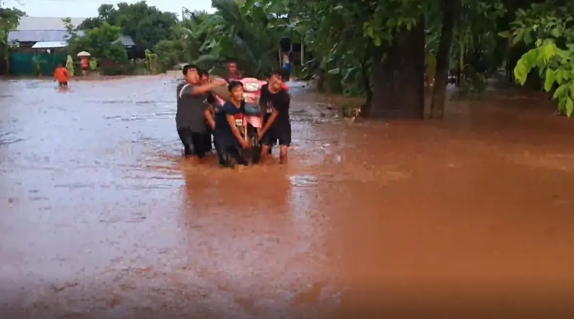 โคราชอ่วม !  ชาวบ้าน 40 ครัวเรือน เจอมวลน้ำหลากหนีตายจ้าละหวั่น
