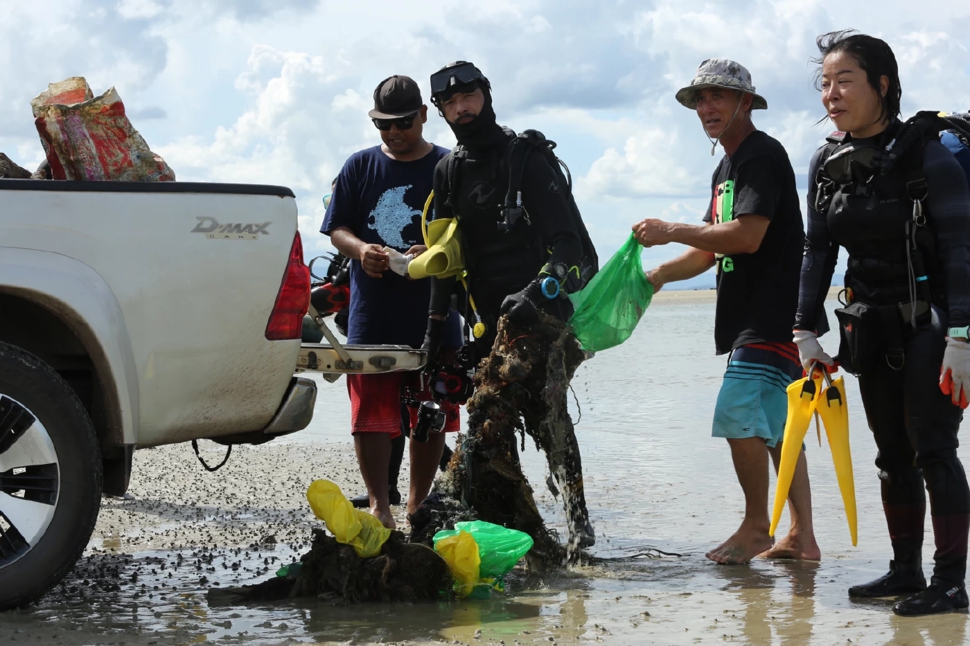 ทีมนักดำน้ำจิตอาสา กลุ่มโลกสีคราม ร่วมใจเก็บขยะใต้ท้องทะเล