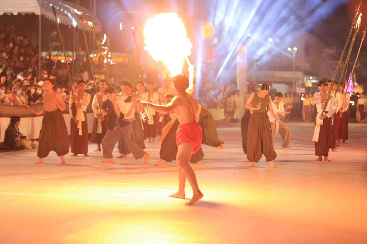 นักท่องเที่ยวนับหมื่นแห่ชมแสงสีเสียงแห่เทียนพรรษาภาคกลางคืน