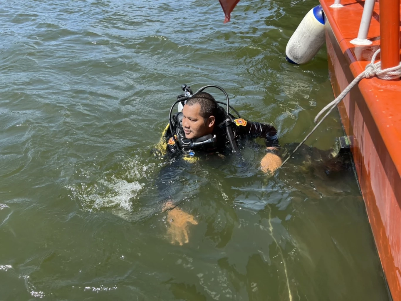 สลด ! เฒ่าวัย 75 โดดสะพานพุทธฯ จมดิ่งกลางแม่น้ำเจ้าพระยา