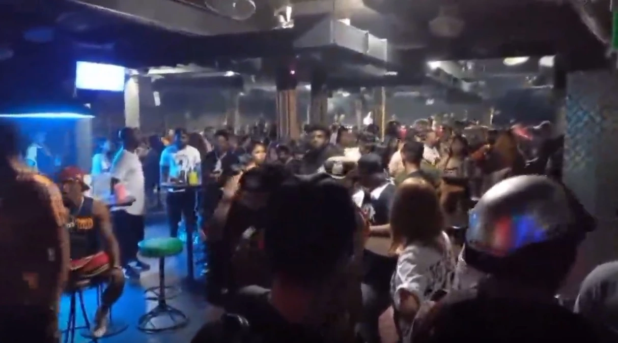วงแตก ! บุกจับ “เฟล็กซ์คลับ” ผับดังพัทยา ฝ่าฝืนตื๊ดยันสว่าง