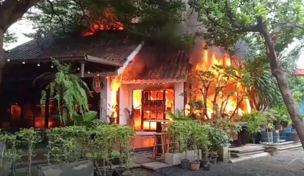 ระทึก ! ไฟไหม้ “ร้านมูดดี้บาร์” ย่านสุขสวัสดิ์ ทรัพย์สินเสียหายทั้งหมด