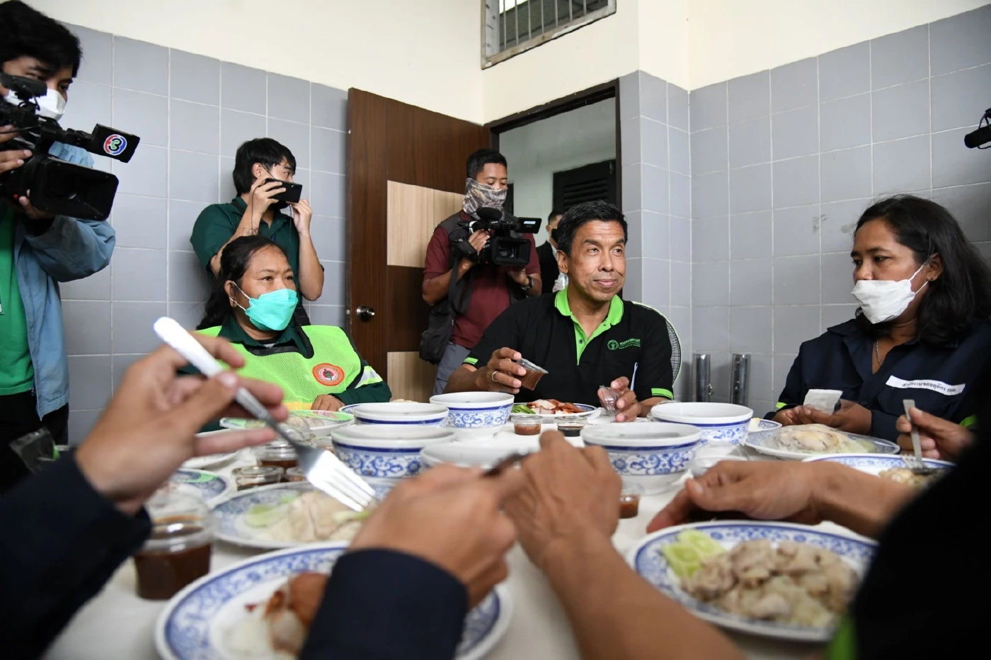 ชัชชาติ ไม่ถือตัว กินข้าวเที่ยงกับ พนง.รักษาความสะอาดและสวนสาธารณะ กทม.