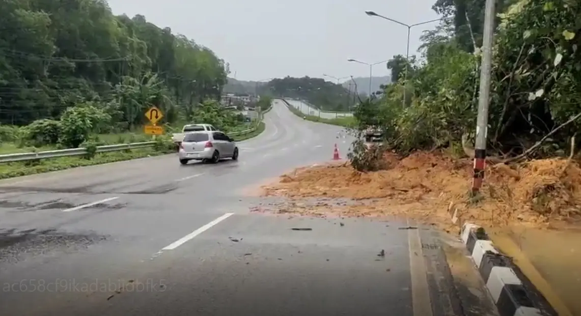 ฝนถล่มหนัก ! “ระนอง” ดินภูเขาสไลด์ปิดถนนเพชรเกษมขาเข้า