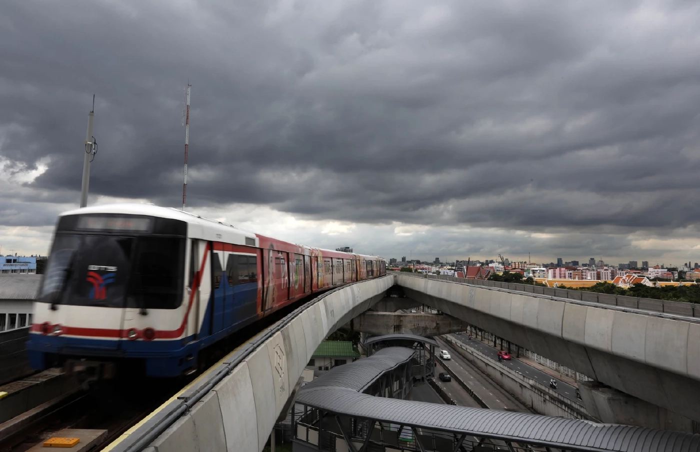 กรมอุตุพยากรณ์ 7 วันข้างหน้า แจ้งพ.ท. "ฝนหนัก ลมกระโชก" เรือเล็กงดออกจากฝั่ง