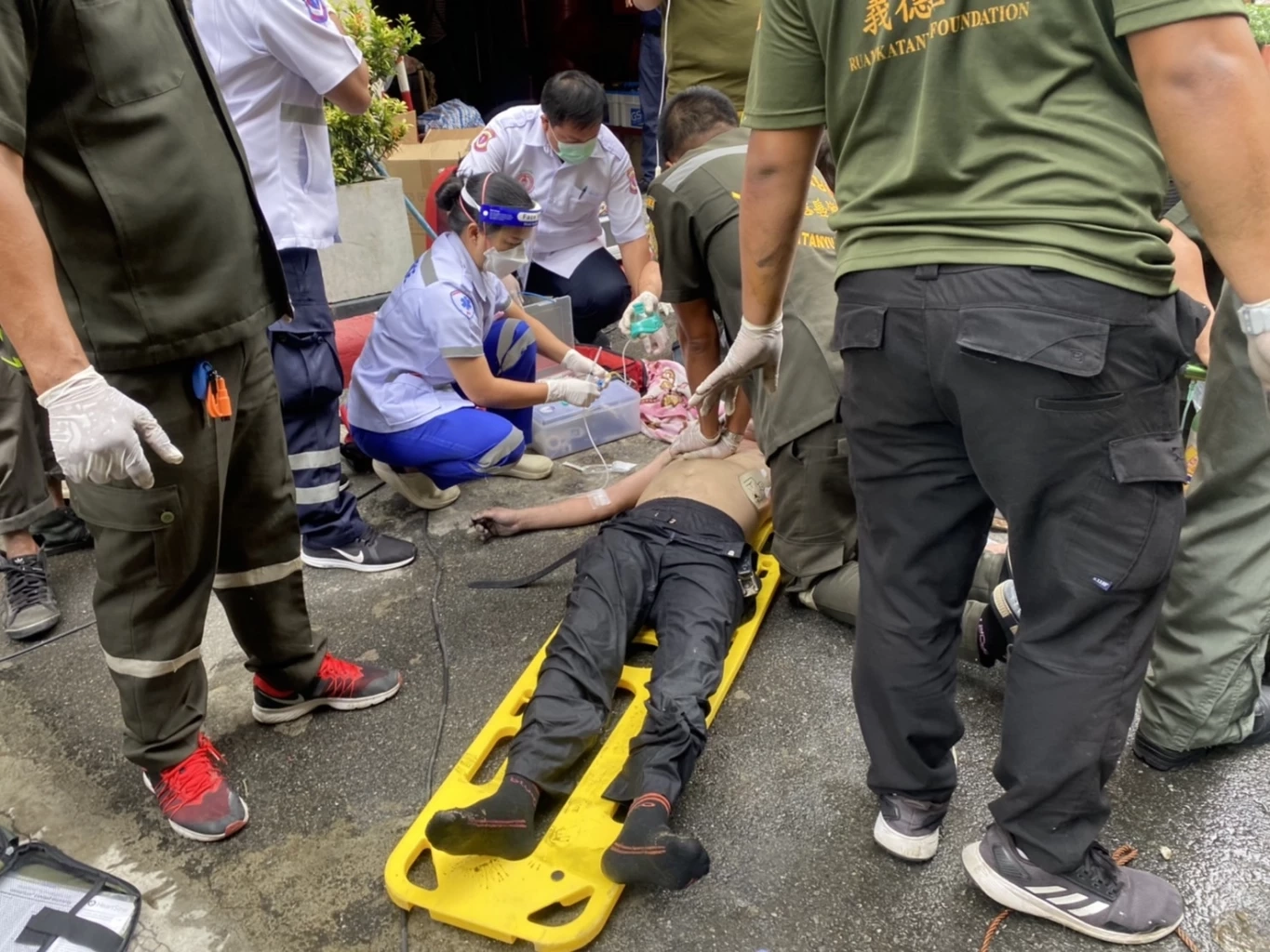 ด่วน! นาทีชีวิต คนงานหมดสติในท่อระบายน้ำกลางกรุง (มีคลิป)