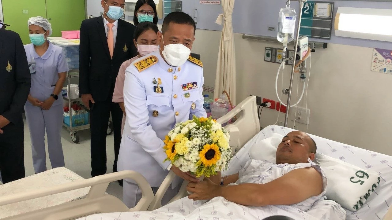 ในหลวงพระราชทานแจกันดอกไม้ให้แก่แม่ทัพภาค 4 พร้อมทหารทั้ง 6 นาย