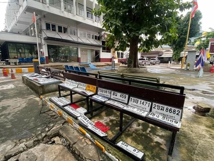 เช็กเลย ! ป้ายทะเบียนรถใครหล่นหายช่วงน้ำท่วม รับคืนได้ที่สน.ทองหล่อ