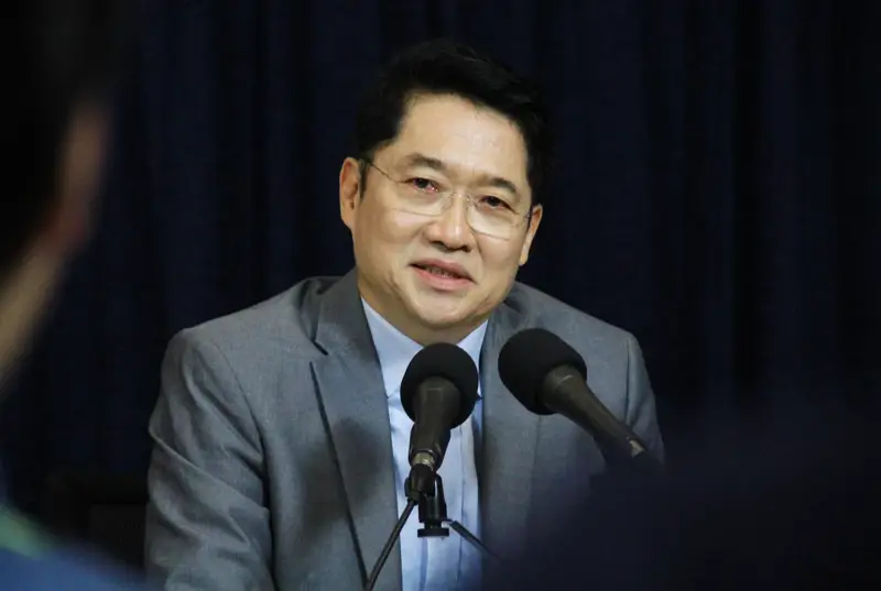 องอาจ คล้ามไพบูลย์ รองหัวหน้าพรรค และประธาน ส.ส. พรรคประชาธิปัตย์ 