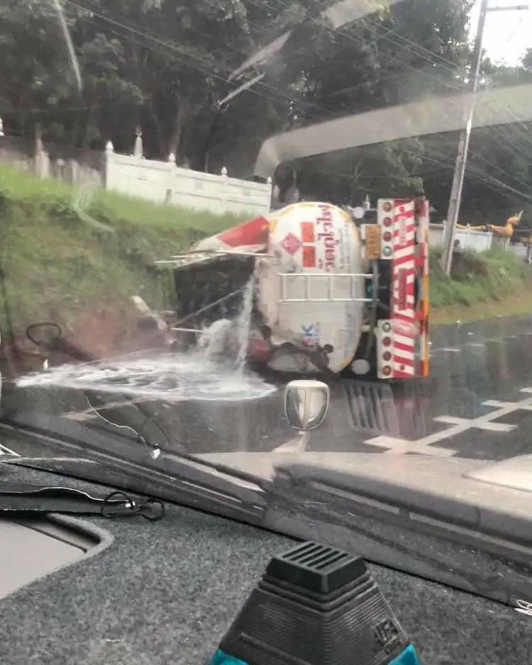 ฝนตกถนนลื่น รถบรรทุกน้ำมันพลิกคว่ำ คนขับดับคาที่