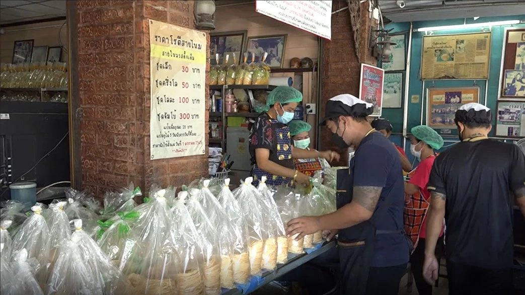 ผอ.ททท.อยุธยา ปลื้มแฟนคลับตามรอย "ลิซ่า" แห่ซื้อ "โรตีสายไหม" คึกคัก