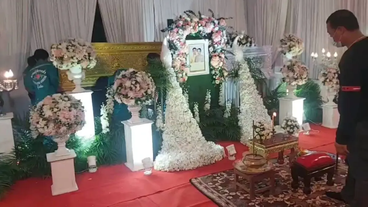 สองพี่น้องโผเข้ากอดกันร่ำไห้รับศพพ่อแม่ขายหมูปิ้ง เหยื่อเมาแล้วขับ