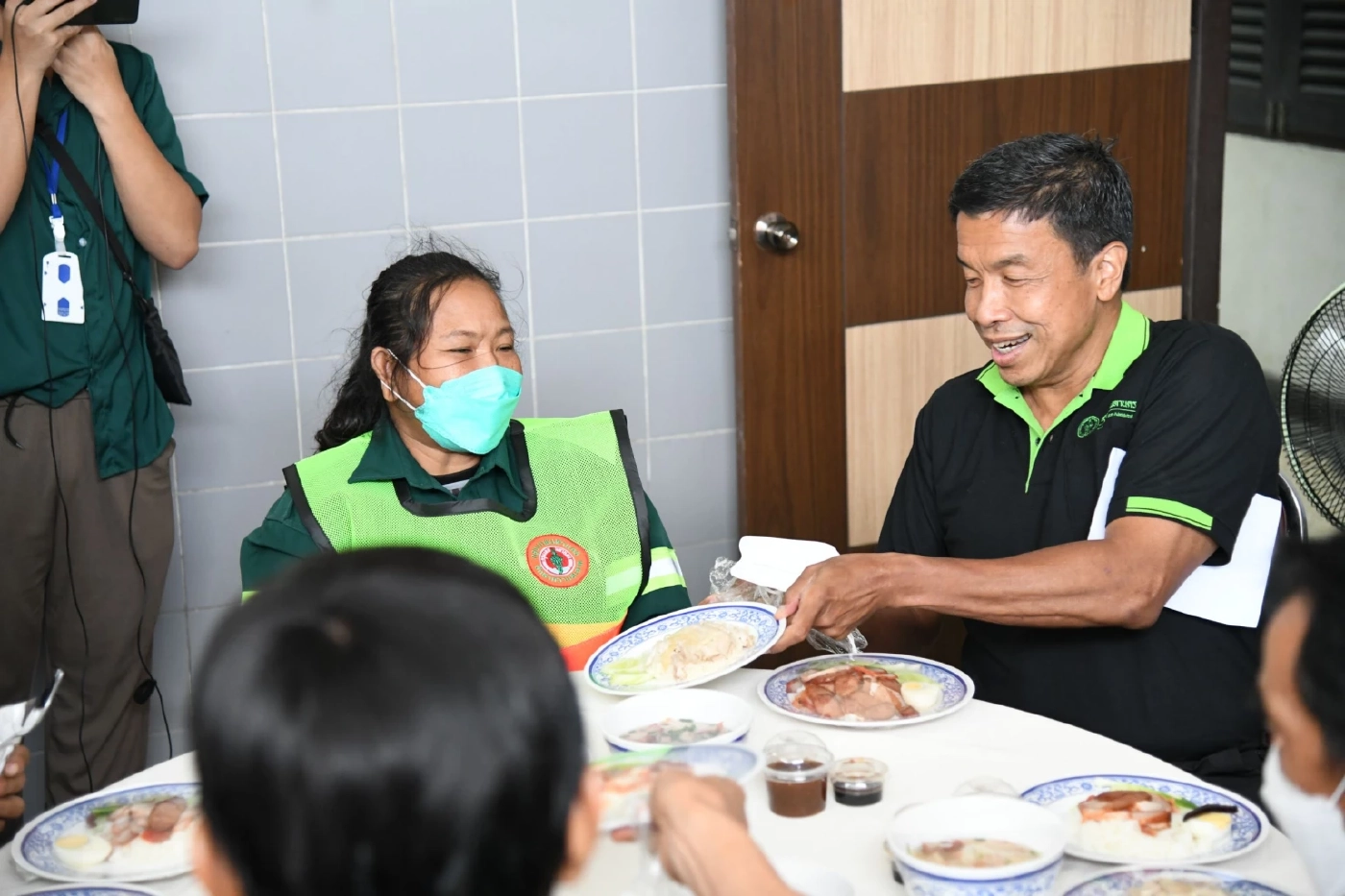 ชัชชาติ ไม่ถือตัว กินข้าวเที่ยงกับ พนง.รักษาความสะอาดและสวนสาธารณะ กทม.