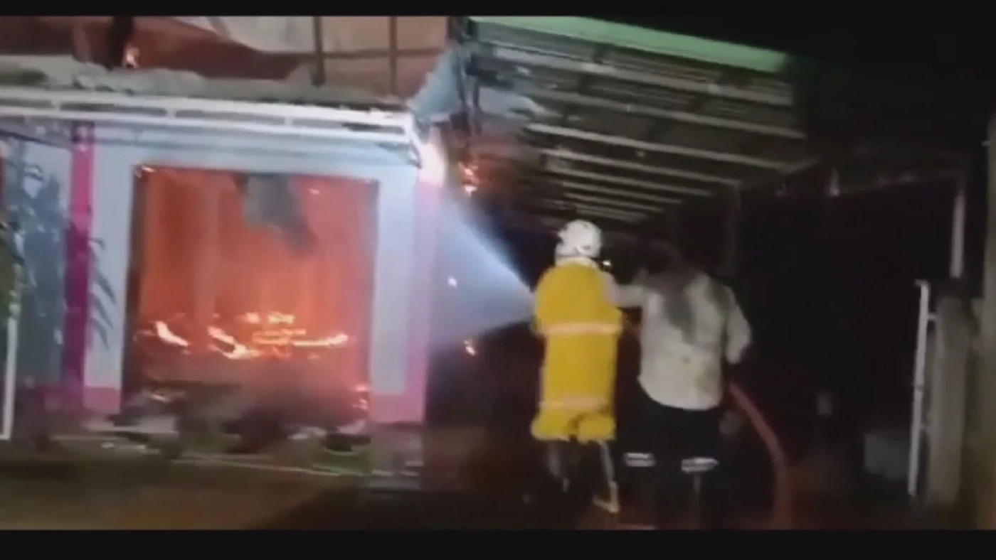 ลูกชายคลั่งยาอาละวาดเผาบ้านวอดทั้งหลัง