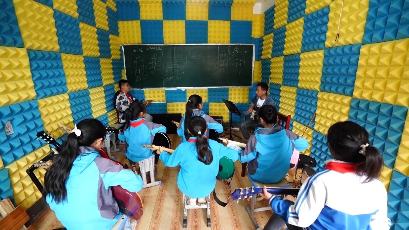 นักเรียนร็อค แอนด์ โรล ไกลปืนเที่ยงของจีน (คลิป)