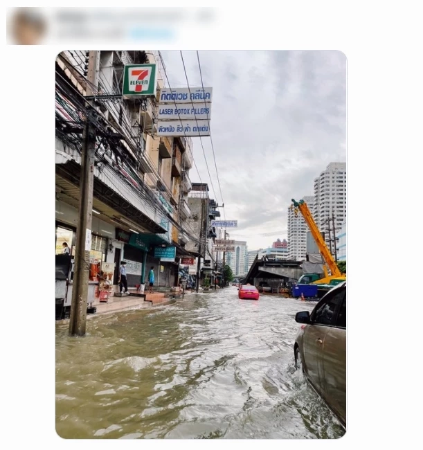 เช้านี้ยังอ่วม  “น้ำท่วมกรุงเทพ” หลายพื้นที่น้ำยังท่วมสูง ทำรถติดหนัก