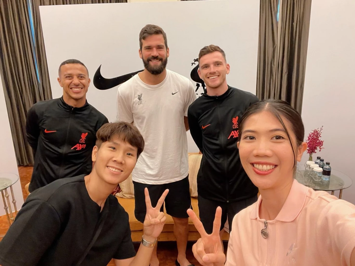 ฮือฮา! "น้องเทนนิส" โชว์เตะไฮคิกขวดน้ำบนหัวผู้รักษาประตูลิเวอร์พูล