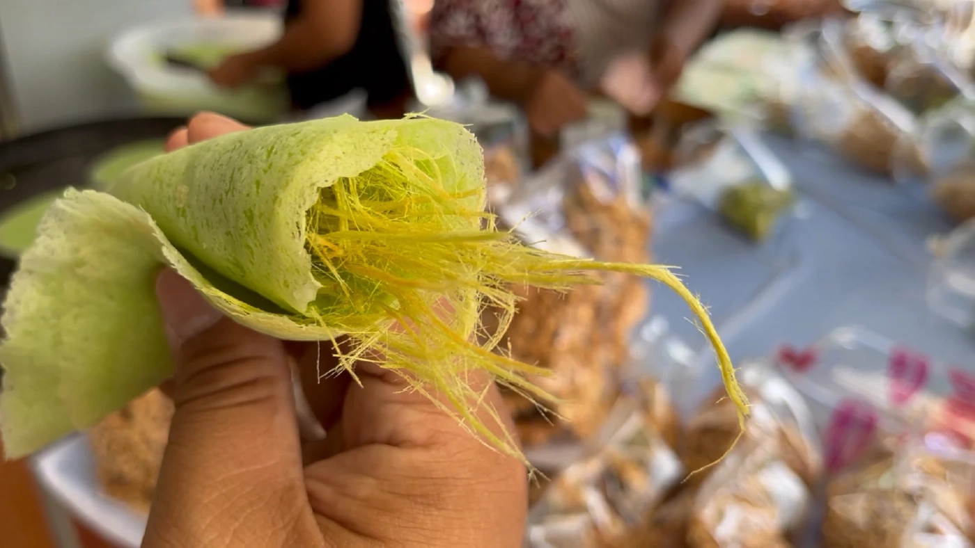 คนขอนแก่นต่อคิวซื้อโรตีสายไหม ตามกระแส ลิซ่า