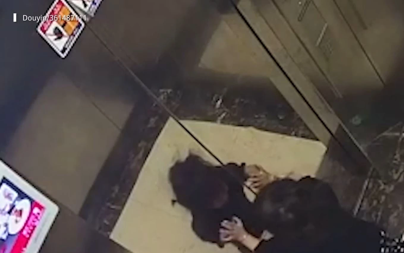 โศกนาฏกรรมเด็ก 2 ขวบ ถูกทิ้งในลิฟต์ก่อนพลัดตกจากหน้าต่างชั้น 8