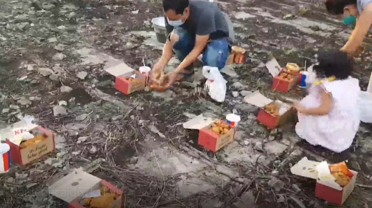 ให้โชค 10 ล้าน ! คอหวยลงขันจัดงานเลี้ยงหมูกระทะ – ฉายหนัง 5 จอ ให้ผีดู