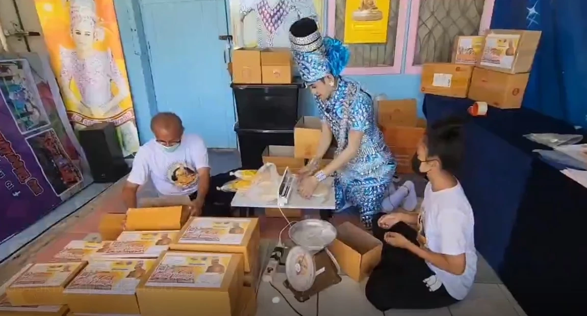 แม่ยกปลื้ม  “พระเอกลิเก” ขายโรตีสายไหมออนไลน์ พร้อมแต่งกลอนให้ “ลิซ่า”