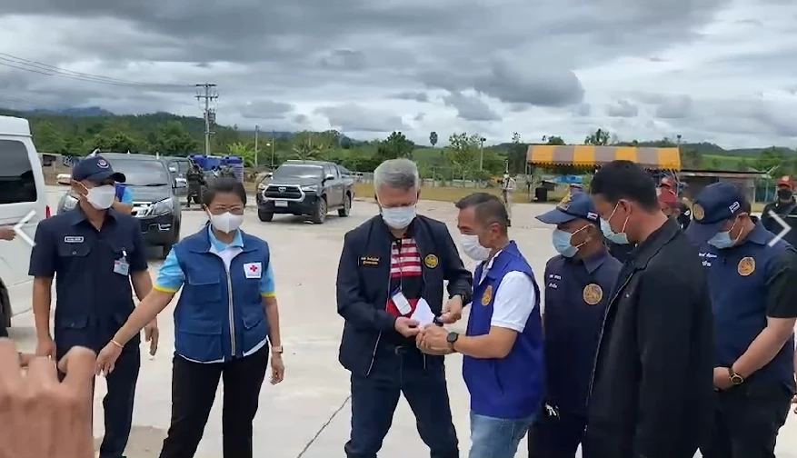 ผู้ว่าฯ ตาก เยี่ยมผู้อพยพ ชาวบ้านบอกเพิ่งเคยเห็นเครื่องบินรบเมียนมาล้ำแดน