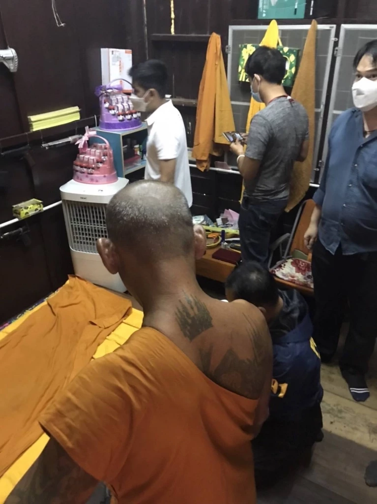 ตำรวจ 191 บุกจับพระทำปืนขายผ่านโซเชียล อึ้งค้นกุฏินึกว่าคลังแสง