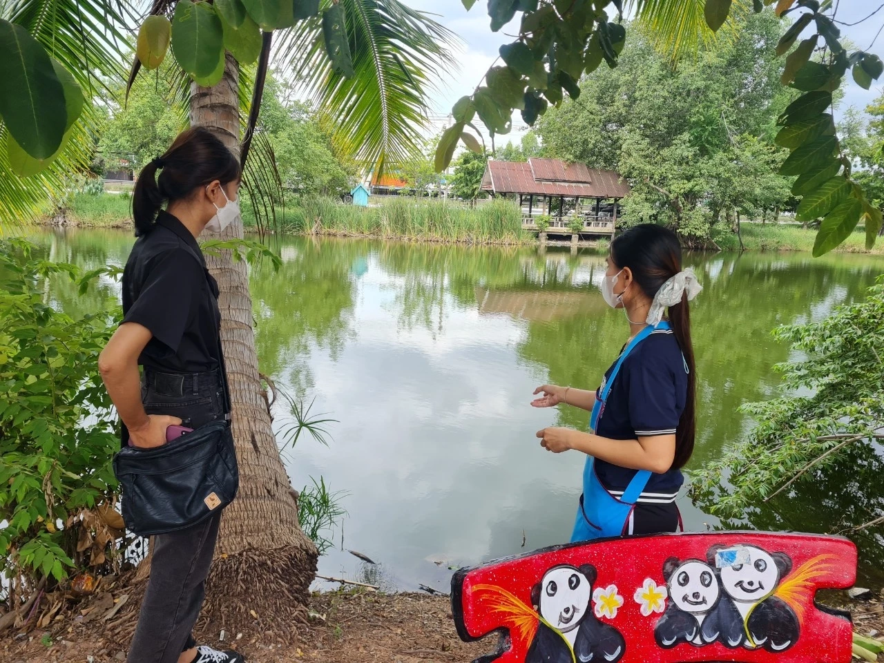 หวิดจมน้ำดับ!พ่อแม่ตกปลาปล่อยลูกเล่นน้ำลำพัง ชาวบ้านช่วยทัน