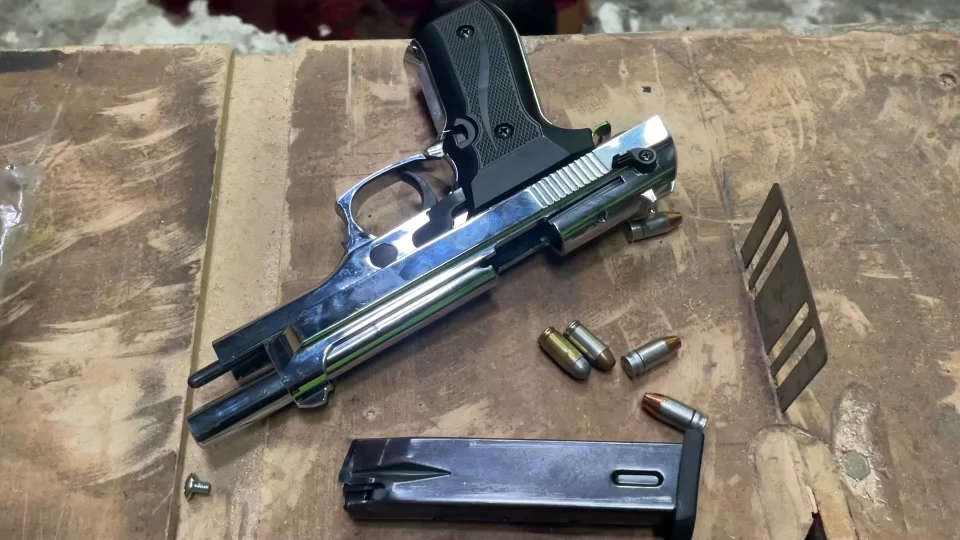 เจ้าของร้านเครื่องเสียงแอบขายปืนเถื่อน พลาดลั่นใส่หัวดับคาที่